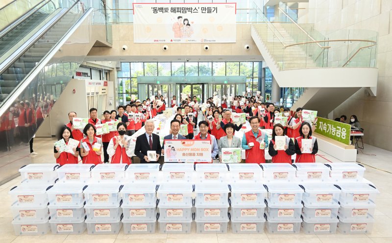 18일 BNK부산은행 문현동 본점에서 부산돌봄사회서비스센터 안혜경 이사장, BNK부산은행 방성빈 은행장, 부산사회복지공동모금회 최금식 회장, 김영식세자녀출산지원재단 김재철 이사(앞줄 오른쪽 네번째부터) 등이 기념촬영을 하고 있다. BNK부산은행 제공