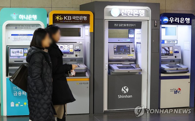 ‘계엄 쇼크’ 외국인, 금융업서 벌써 7000억 뺐다