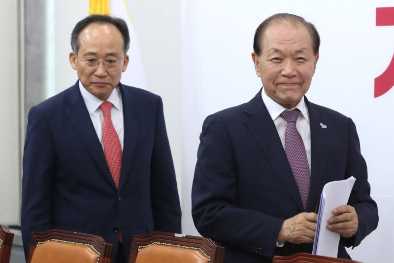 황우여 국민의힘 비상대책위원장(오른쪽)과 추경호 원내대표가 20일 오전 서울 여의도 국회에서 열린 비상대책위원회의에 참석하고 있다. 뉴스1화상