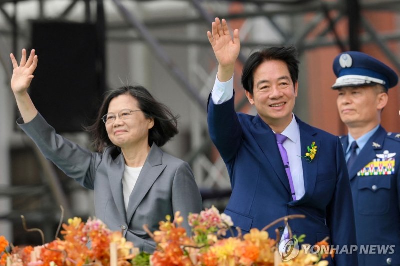 20일 대만 타이베이에서 열린 총통 취임식에서 라이칭더 대만 총통(오른쪽)과 이임하는 차이잉원 전 총통이 함께 손을 흔들고 있다.AFP연합뉴스