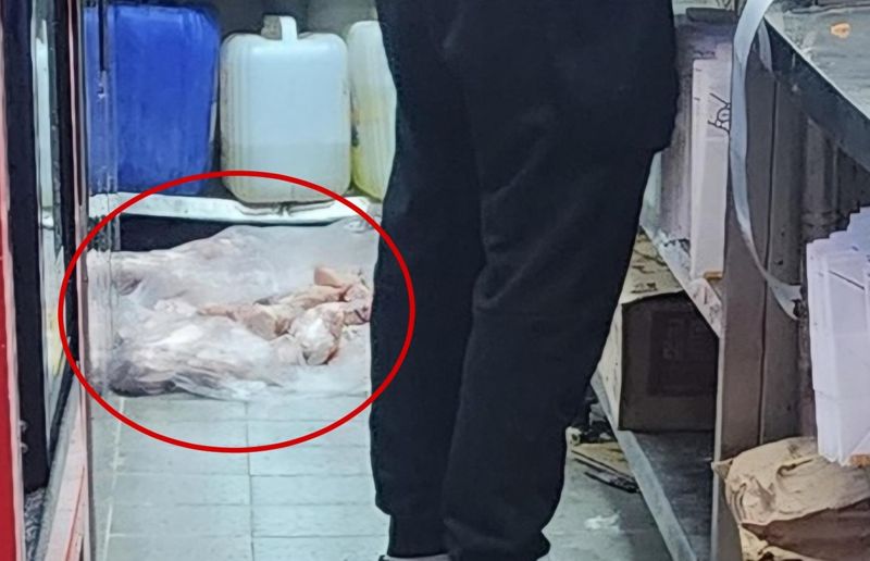 생닭을 바닥에 보관한 유명 치킨점 위생 상태 '경악'