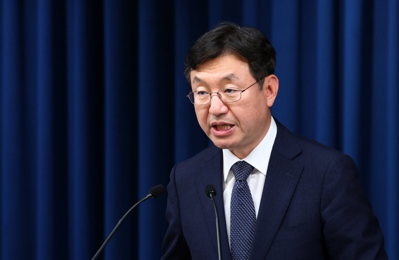 성태윤 정책실장이 20일 서울 용산 대통령실 청사에서 해외 직구 정책 관련 브리핑을 하고 있다. 뉴시스