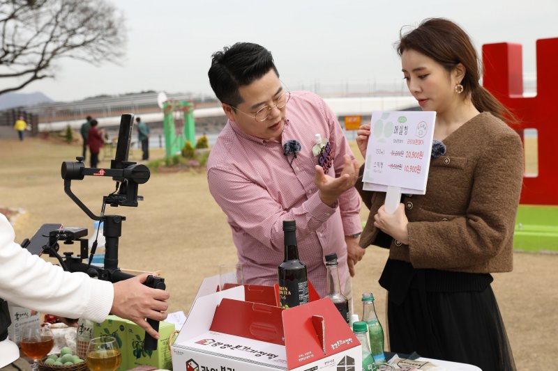 남도장터 온라인 쇼핑몰에서 담양 농축특산물 라이브커머스가 진행되고 있다