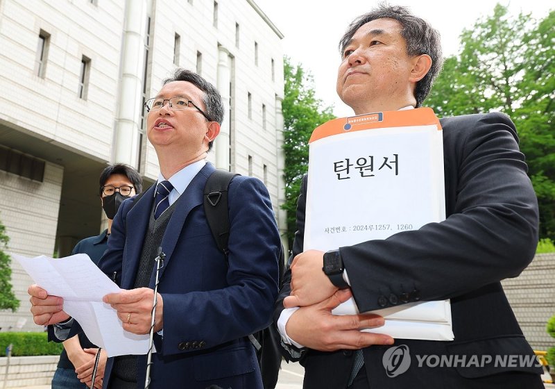 전의교협 탄원서 접수 기자회견 전의교협 탄원서 접수 기자회견 (서울=연합뉴스) 김도훈 기자 = 부산대의대 오세옥 교수협의회장(왼쪽)과 전국의과대학교수협의회 김종일 교육부회장이 20일 오후 서울 서초구 서울고등법원 앞에서 의대증원 관련 탄원서 접수 기자회견을 하고 있다. 2024.5.20 superdoo82@yna.co.kr (끝)