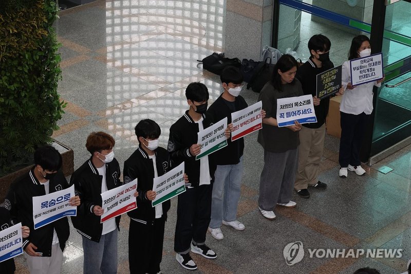 부산대 의대생 피켓 시위 부산대 의대생 피켓 시위 (부산=연합뉴스) 박성제 기자 = 부산대 의대 증원 관련 학칙 개정을 위해 교무회의가 열리는 7일 오후 이 대학 대학본부에서 의과대학생들과 교수들이 피켓 시위를 하고 있다. 2024.5.7 psj19@yna.co.kr (끝)