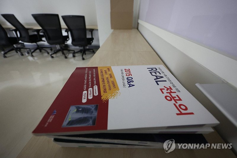 조용한 학생 의사실 조용한 학생 의사실 (대구=연합뉴스) 윤관식 기자 = 정부의 의대 증원에 반대하는 전공의들의 집단행동이 3개월째 계속되고 있는 20일 대구 한 대학병원 학생 의사실에 전공의 관련 서적이 놓여 있다. 2024.5.20 psik@yna.co.kr (끝)