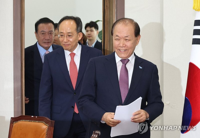 비대위 회의 입장하는 황우여 비대위원장과 추경호 원내대표 (서울=연합뉴스) 김주형 기자 = 국민의힘 황우여 비상대책위원장(오른쪽)과 추경호 원내대표 등 비대위원들이 20일 오전 국회에서 열린 비상대책위원회 회의에 입장하고 있다. 2024.5.20 kjhpress@yna.co.kr (끝)