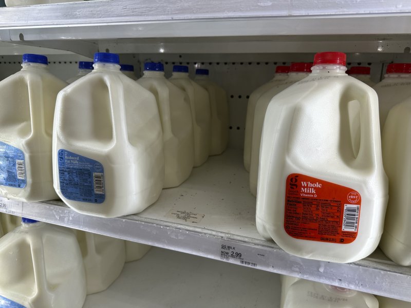 지난 4월29일(현지시간) 미국 콜로라도주 리틀턴의 한 매장에 1갤런(3.8L) 들이 우유가 진열돼있다. AP뉴시스