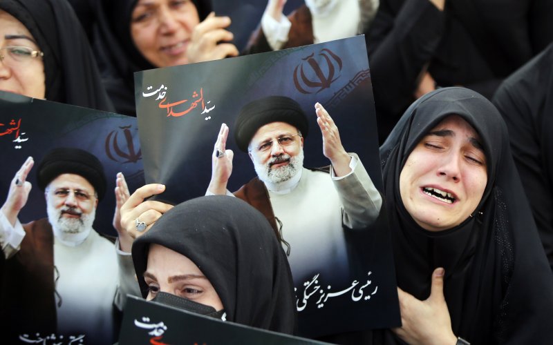 20일(현지시간) 이란 수도 테헤란에서 추모 집회에 참석한 시민들이 전날 사망한 세예드 에브라힘 라이시 이란 대통령의 포스터를 들고 있다.EPA연합뉴스