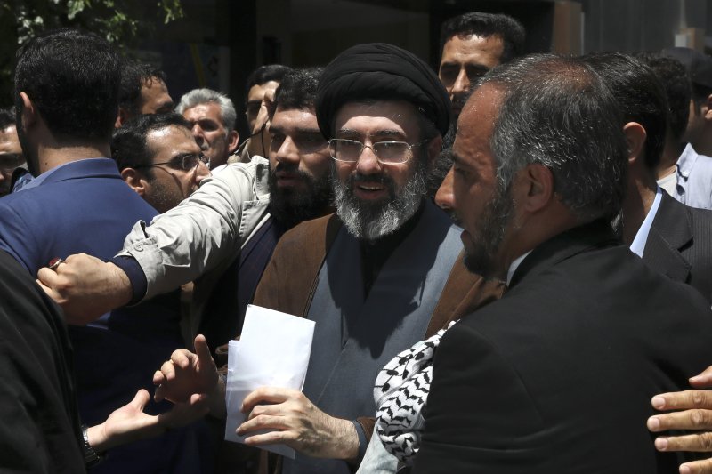 지난 2019년 5월 31일 이란 테헤란에서 이란 최고지도자 아야톨라 세예드 알리 하메네이의 둘째 아들인 모즈타바 하메네이(가운데)가 연례 종교 행사에 참석한 모습.AP연합뉴스