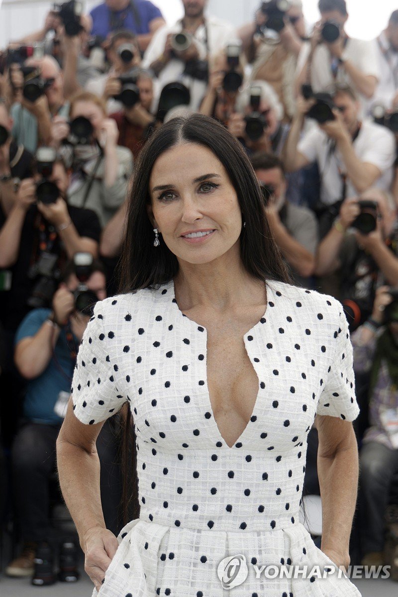 배우 데미 무어 epa11354963 Actor Demi Moore attends the photocall for 'The Substance' during the 77th annual Cannes Film Festival, in Cannes, France, 20 May 2024. The movie is presented in competition at the film festival which runs from 14 to 25 May 2024. EPA/GUILLAUME HORCAJUELOO