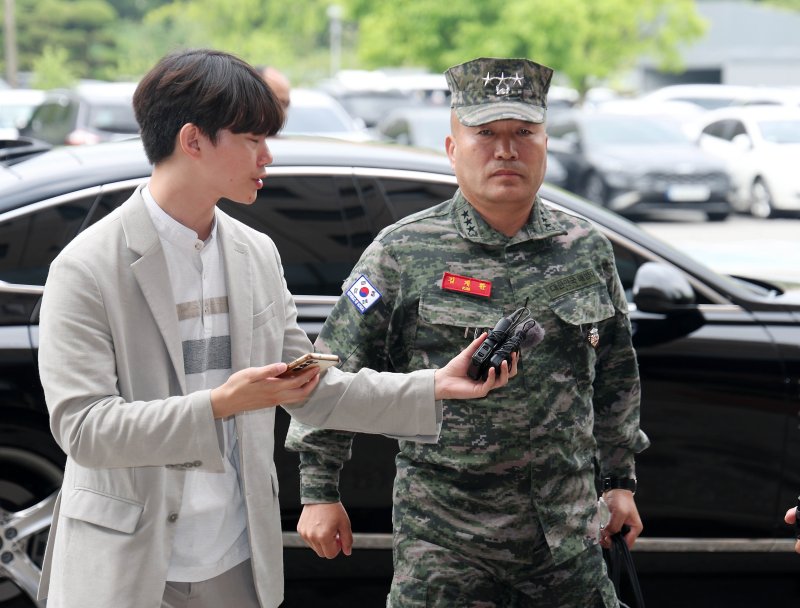 김계환 해병대사령관이 해병대 채모 상병 사망 사건 수사외압 의혹 관련 조사를 받기 위해 21일 오전 경기 정부과천청사 고위공직자범죄수사처(공수처)에 출석하고 있다. 뉴시스