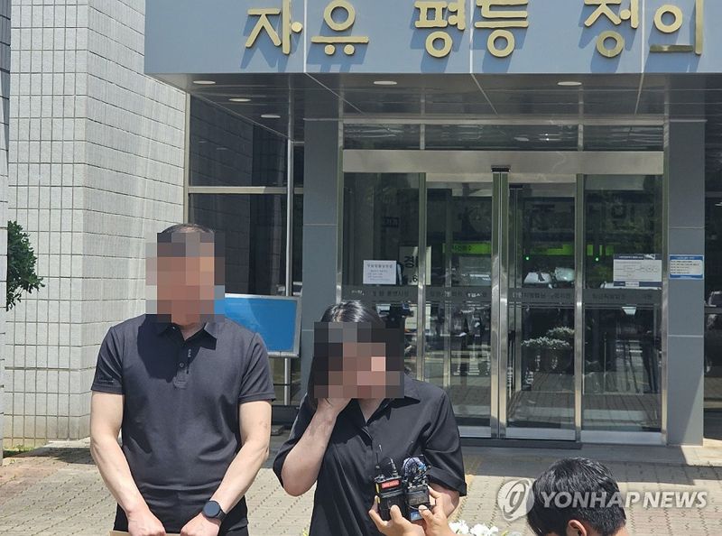 전 남자친구에게 폭행당해 숨진 20대 피해자의 부모가 20일 오후 경남 통영시 창원지법 통영지원에서 예정된 20대 피의자 A씨에 대한 구속 전 피의자 심문(영장실질심사)에 앞서 재판부에 A씨의 구속을 요구하며 흐느끼고 있다. A씨는 이날 신변 노출 등을 이유로 영장실질심사에 불출석했다. /사진=연합뉴스