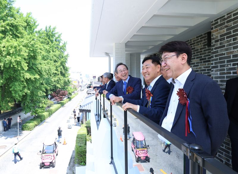 21일 전북 전주 한옥마을에 있는 도지사 관사가 복합문화공간으로 변신해 대중에 공개됐다. 사진은 (오른쪽부터) 우범기 전주시장, 김관영 전북도지사, 송하진 전 전북도지사. 전북도 제공