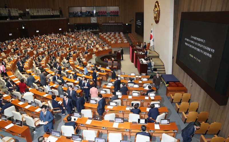 국민의힘 의원들이 2일 서울 여의도 국회에서 열린 제414회국회(임시회) 제1차 본회의에서 '채상병특검법'(순직 해병수사 방해 및 사건 은폐 등의 진상규명을 위한 특별검사의 임명 등에 관한 법률안)이 추가상정 되자 본회의장을 나가고 있다. 2024.5.2/뉴스1 ⓒ News1 임세영 기자