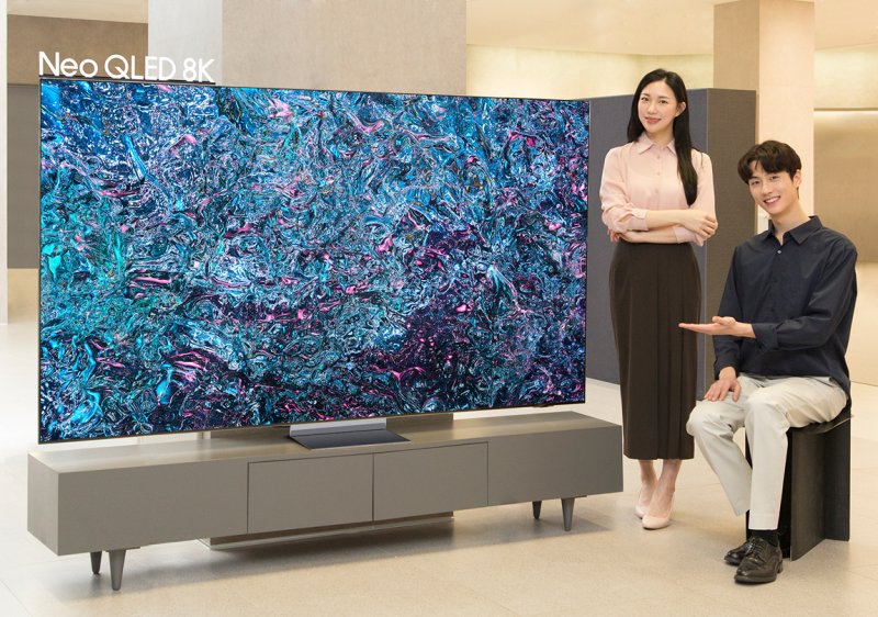 삼성전자 모델이 '3세대 인공지능 8K 프로세서'를 탑재한 2024년형 Neo QLED 8K TV 신제품을 소개하고 있다. 삼성전자 제공