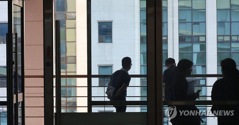 학무회의 시작한 경상국립대 학무회의 시작한 경상국립대 (진주=연합뉴스) 박정헌 기자 = 21일 오후 경남 진주 경상국립대학교 의대 정원 증원과 관련한 학무회의가 열리는 가좌캠퍼스 DNU 컨벤션센터 다목적홀 앞에 교직원들이 서 있다. 2024.5.21 home1223@yna.co.kr (끝)