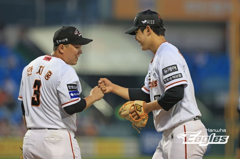 프로야구 한화 이글스의 2루수 안치홍(왼쪽)과 선발 투수 문동주(오른쪽)가 21일 LG 트윈스전에서 맹활약하며 팀의 승리를 이끌었다. 2024.05.21. (사진=한화 제공) *재판매 및 DB 금지