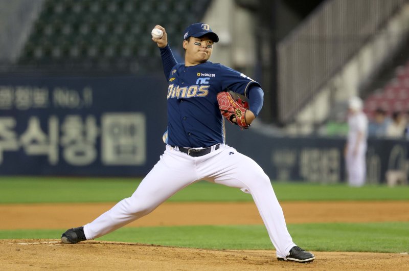 [서울=뉴시스] 김선웅 기자 = 23일 서울 송파구 잠실야구장에서 열린 2024 프로야구 NC 다이노스 vs 두산 베어스 경기, 1회말 NC 선발투수 신민혁이 역투하고 있다. 2024.04.23. mangusta@newsis.com