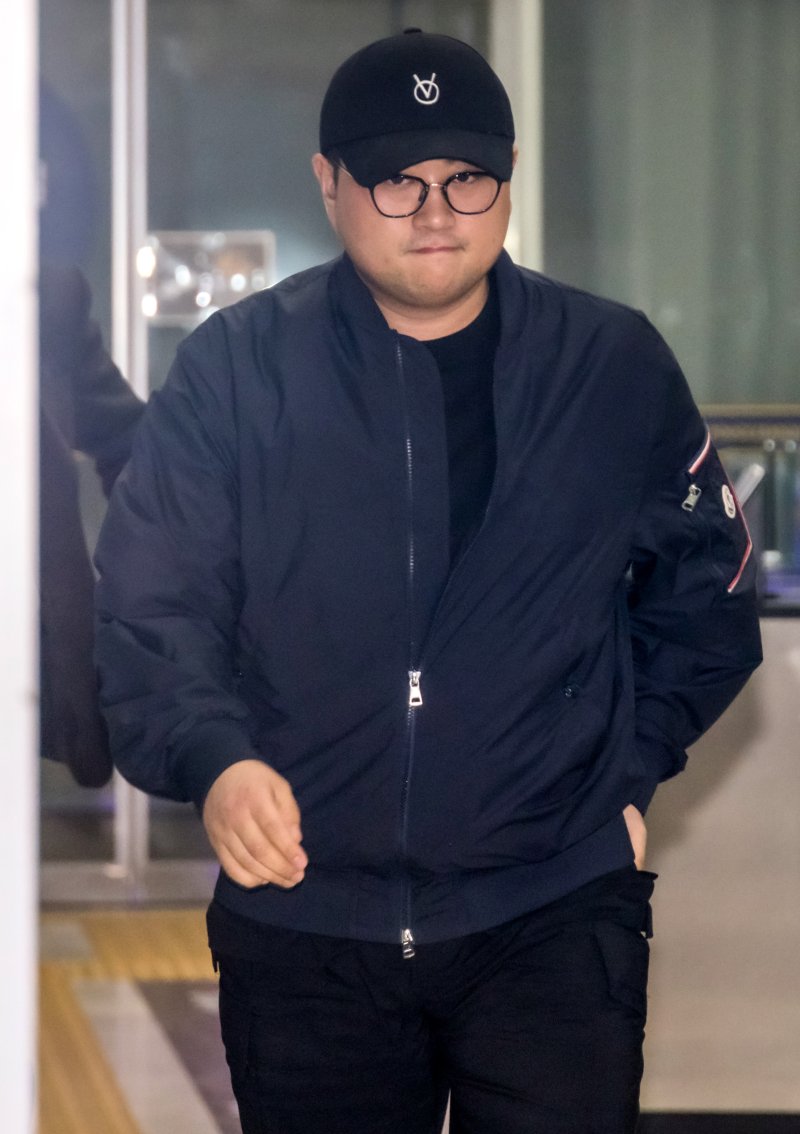 음주 뺑소니 혐의를 받는 트로트 가수 김호중이 21일 오후 서울 강남구 강남경찰서에서 경찰 조사를 받은후 귀가하고 있다./사진=뉴시스화상
