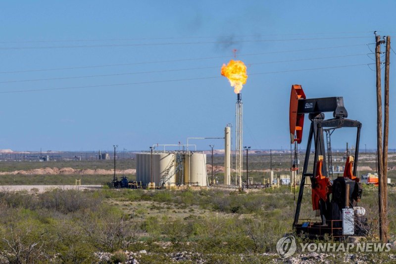[뉴욕유가] 수요 우려·美비축유 방출…2거래일째 하락 MONAHANS, TEXAS - MARCH 27: An oil pumpjack is shown near the Callon Petroleum vicinity on March 27, 2024 in Monahans, Texas. Employment in Texas has reached record highs, with the oil- and gas-producing Permian Basin, which covers a large swathe of west Texas, leading 