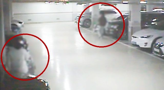 차량 내부를 살피는 남성. 사진=경찰청 유튜브 캡처