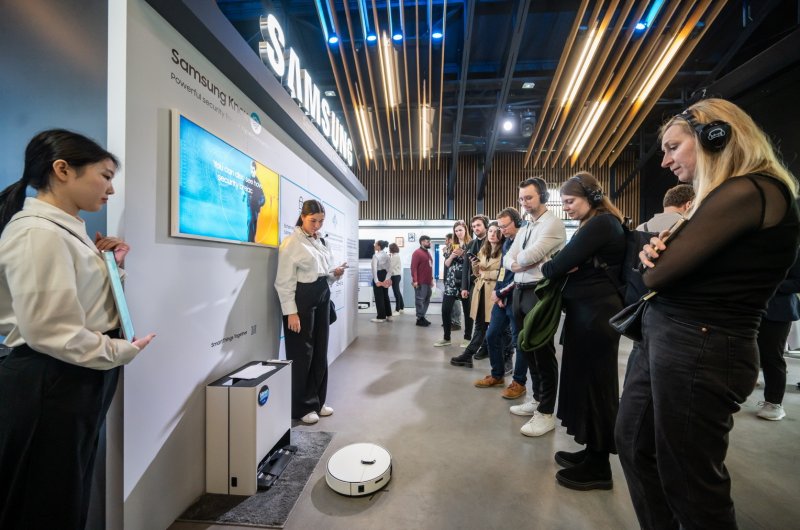최근 프랑스 파리에서 열린 '비스포크 AI 미디어데이' 행사 참석자들이 '비스포크 AI 스팀' 기능을 체험하고 있다. 삼성전자 제공