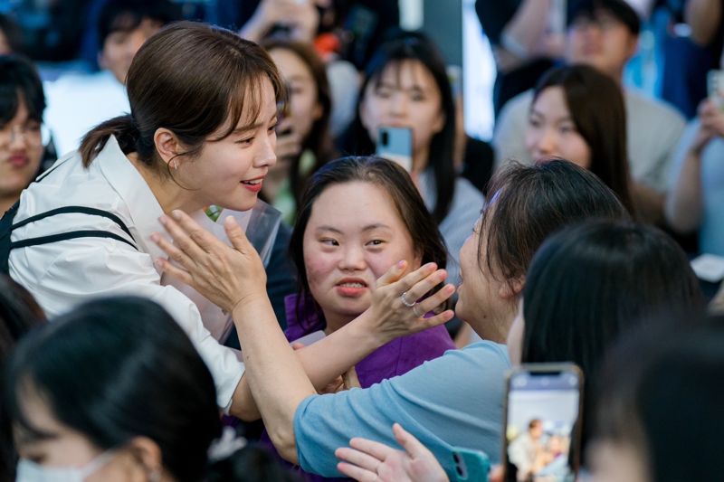 배우들이 먼저 찾는 SKB '필모톡' 1주년.. 누적 시청자 660만명 돌파