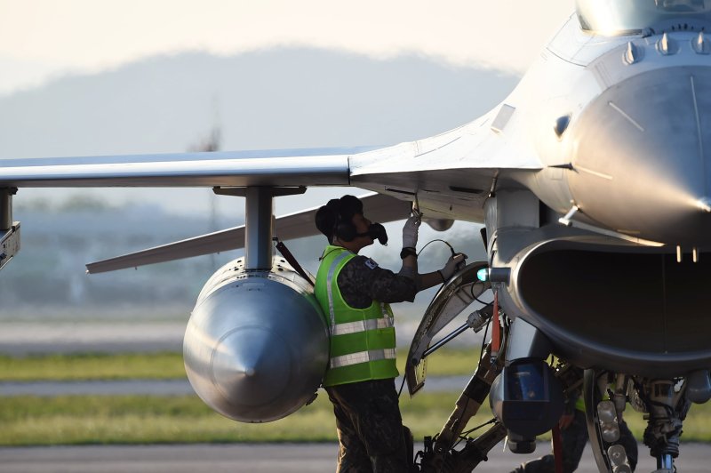 공군 '소링 이글' 훈련 중 F-35A 등 전투기 편대 "야간 출격 훈련" 공개