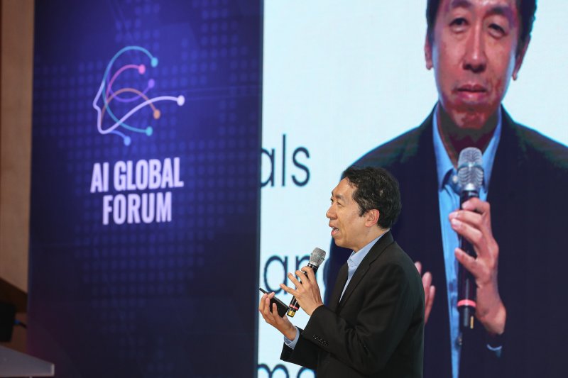 앤드류 응 미국 스탠퍼드대 교수가 22일 서울 성북구 한국과학기술연구원(KIST)에서 열린 2024 인공지능(AI) 글로벌 포럼 개회식에서 기조연설하고 있다. 뉴스스1