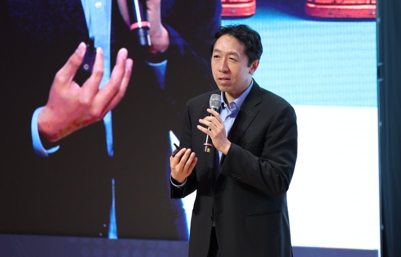 앤드류 응(Andrew Ng) 스탠포드 대학교 교수가 22일 서울 성북구 한국과학기술연구원에서 열린 AI 글로벌 포럼에 참석해 기조연설을 하고 있다. 뉴시스