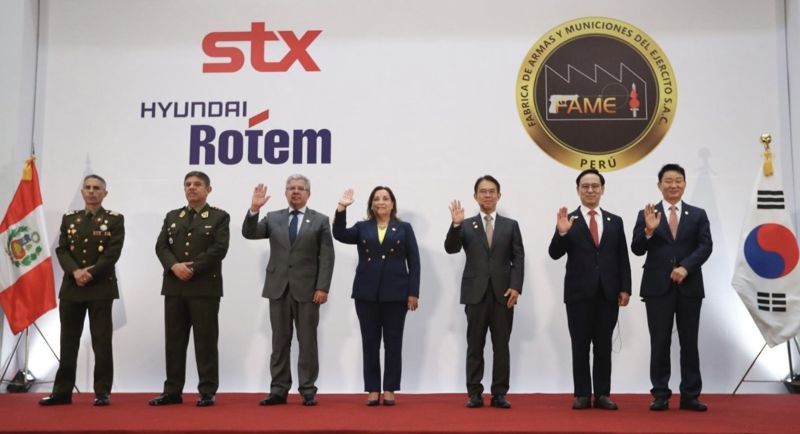 박상준 STX 대표이사(맨 오른쪽)가 20일(현지시간) 페루 육군본부에서 육군 조병창(FAME S.A.C.)과 전략적 파트너십 계약을 체결했다. STX 제공