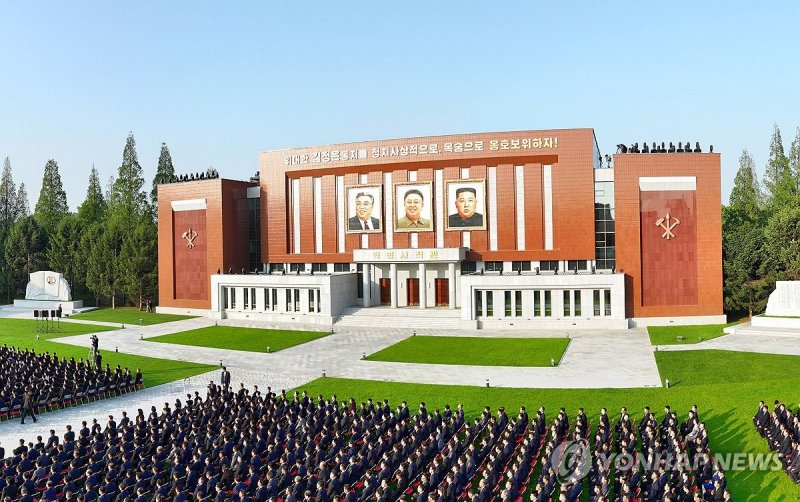 김정은 초상화, 당 중앙간부학교 외벽에 김일성·김정일과 나란히 걸려 김정은 초상화, 당 중앙간부학교 외벽에 김일성·김정일과 나란히 걸려 (평양 조선중앙통신=연합뉴스) 김정은 북한 국무위원장이 지난 21일 평양 금수산지구 노동당 중앙간부학교 준공식에 참석한 교내 혁명사적관 외벽에 김 위원장 초상화가 김일성 주석과 김정일 국방위원장의 초상화와 나란히 걸린 모습이 처음으로 포착됐다. 2024.5.22 [국내에서만 사용가능. 재배포 금지. For Use Only in the Republic of Korea. No Redistribution