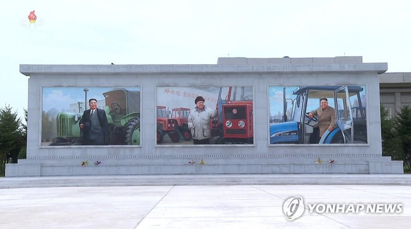 '금성트렉터공장'에 설치된 김일성·김정일·김정은 벽화 금성트렉터공장에 설치된 김일성·김정일·김정은 벽화 (서울=연합뉴스) 북한 조선중앙TV는 30일 북한 남포시에 있는 금성트렉터공장을 소개하는 보도를 하면서 김일성 주석, 김정일 국방위원장, 김정은 국무위원장이 트렉터와 함께 있는 모습을 형상화한 모자이크 벽화 화면을 방영했다. [조선중앙TV 화면] 2023.9.30 [국내에서만 사용가능. 재배포 금지. For Use Only in the Republic of Korea. No Redistribution] nkphoto@yna.co.