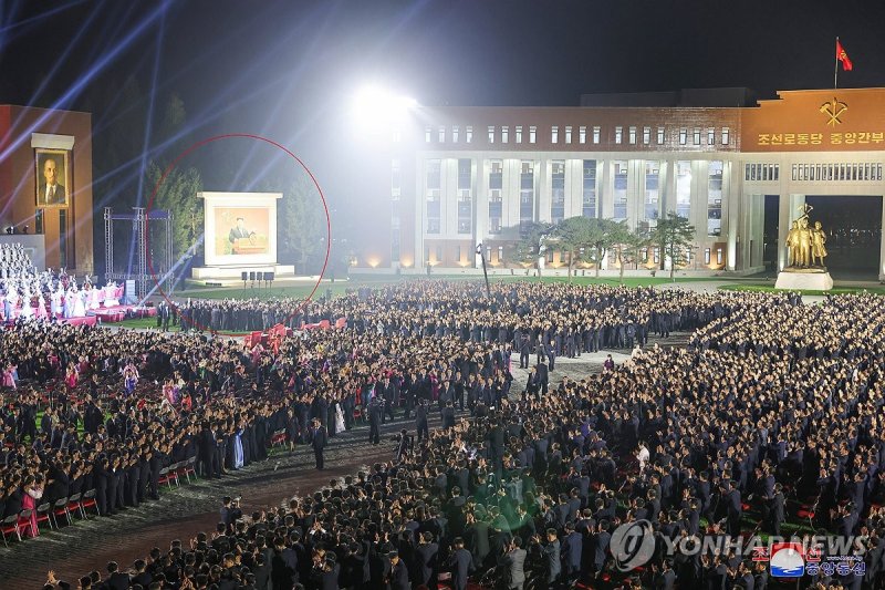 북한, 당 중앙간부학교에 김정은 단독 모자이크 벽화 설치 북한, 당 중앙간부학교에 김정은 단독 모자이크 벽화 설치 (평양 조선중앙통신=연합뉴스) 김정은 북한 국무위원장이 지난 21일 평양 금수산지구 노동당 중앙간부학교 준공식에 참석했다고 조선중앙통신이 22일 보도했다. 학교 교내에 김 위원장의 단독 모자이크 벽화(붉은원)가 세워져 있다. 2024.5.22 [국내에서만 사용가능. 재배포 금지. For Use Only in the Republic of Korea. No Redistribution] nkphoto@yna.co.kr (끝)