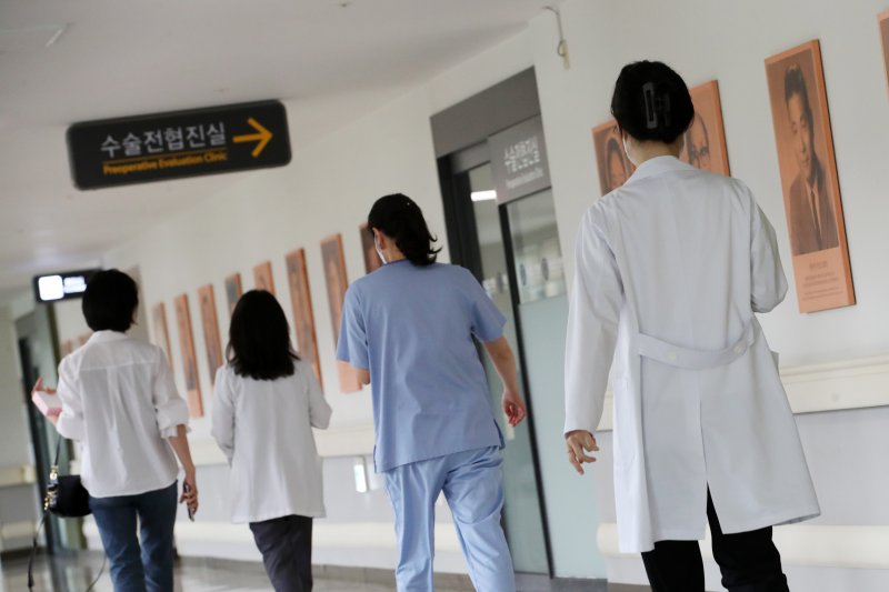 지난 22일 서울 시내의 한 대학병원에서 의료진이 발걸음을 옮기고 있다. 뉴스1