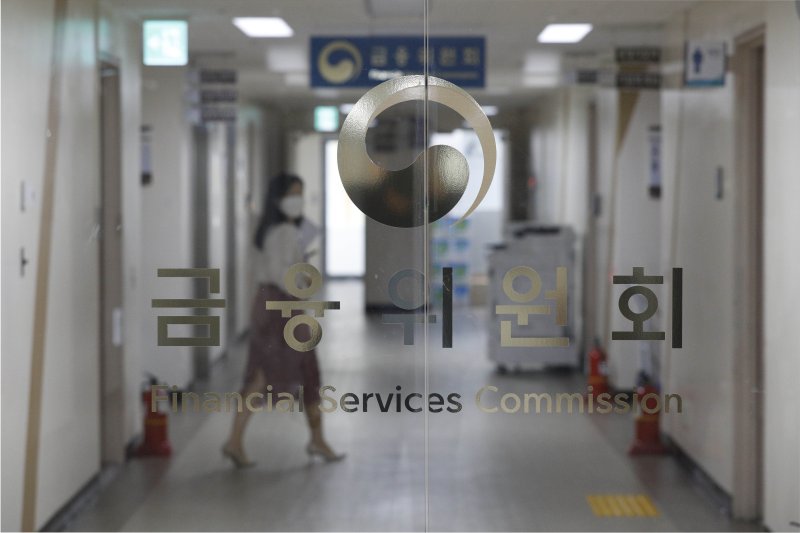 지난달 23일 오후 서울 종로구 정부서울청사에서 금융위원회 직원들이 업무를 보고 있다. 사진=뉴시스
