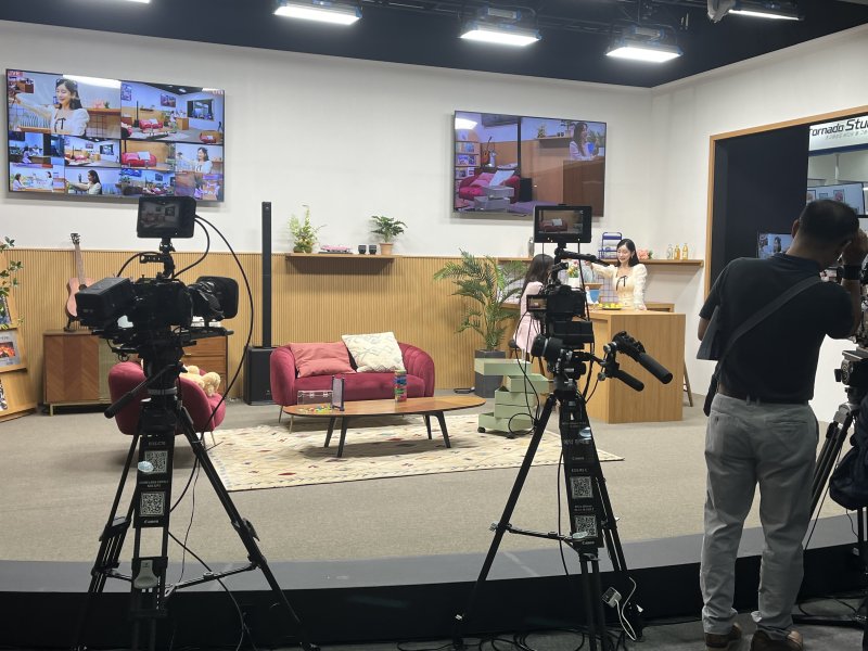 [서울=뉴시스]이현주 기자 = 캐논코리아는 22일 국제 방송·미디어·음향·조명 전시회(KOBA 2024)가 진행된 서울 강남구 코엑스에서 미디어 세미나를 갖고 카메라 관련 다양한 정보를 전달했다. lovelypsyche@newsis.com