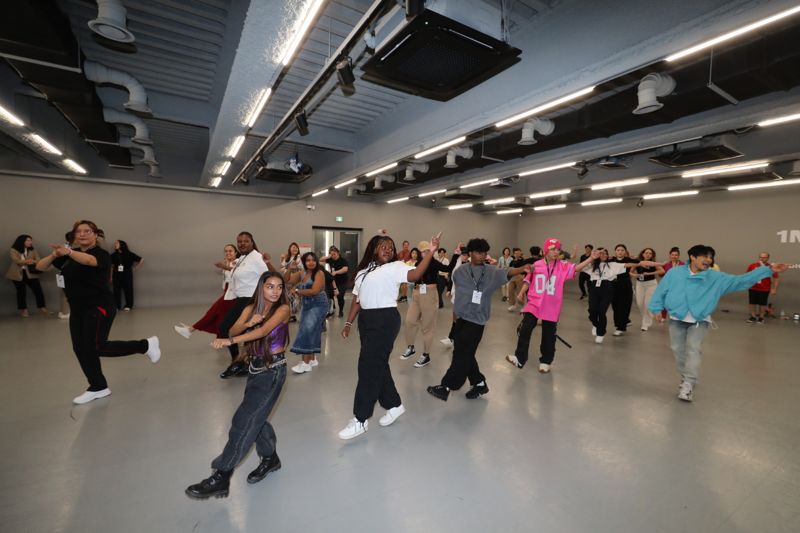 원밀리언 댄스 스튜디오에서 K팝 안무를 체험하는 참가자들. 한국관광공사 제공