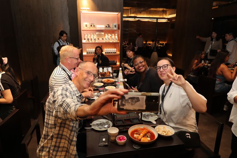 교촌필방에서 한국 양념치킨의 맛을 경험하는 참가자들. 한국관광공사 제공