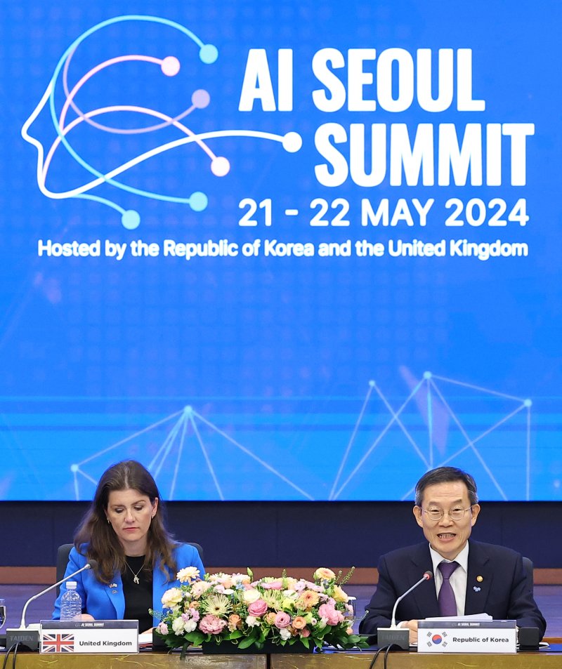 이종호 과학기술정보통신부 장관(오른쪽)이 22일 서울 성북구 한국과학기술연구원에서 열린 'AI 서울 정상회의' 장관 세션에서 개회사를 하고 있다. 왼쪽은 공동의장인 미셸 더넬란 영국 과학혁신기술부 장관 연합뉴스