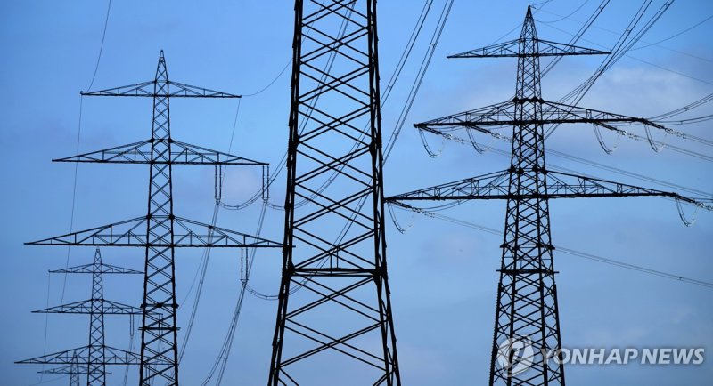 송전 선로 epa10238587 Electric Power lines stand near Phillipsburg, Germany, 12 October 2022. EU ministers are expected to meet in the Czech capital Prague on 12 October, to discuss actions to tackle high energy prices as the block progresses in diversifying away from dependency from Russia's fossil fue