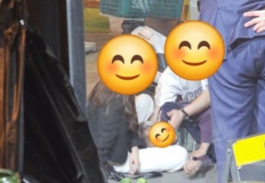 취객에게 무릎 베개를 해 주고 있는 여성. 사진=온라인 커뮤니티 갈무리