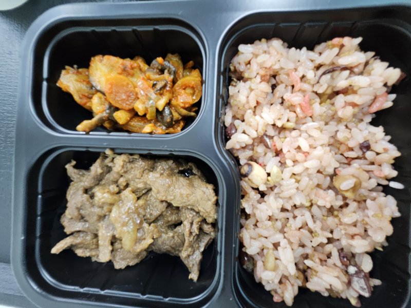 [성남=뉴시스] 22일 경기도 성남시에 위치한 현대그린푸드 스마트푸드센터에서 홍국밥, 소불고기 등이 환자용 식단형 식사관리식품으로 제공됐다. 2024.05.22 song@newsis.com *재판매 및 DB 금지