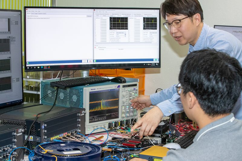 KT 연구원이 서울 서초구 KT연구개발센터에서 고속 양자 암호 키 분배 장비의 성능을 테스트하고 있다. KT 제공