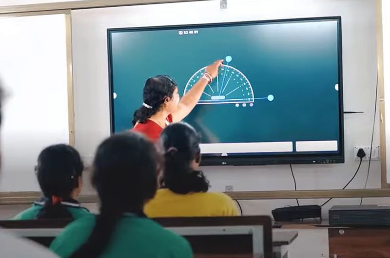 인도 오디샤주 소재 럭세와르 공립 고등학교 교사가 'LG 전자칠판'을 활용해 수업을 진행하고 있다. LG전자 제공