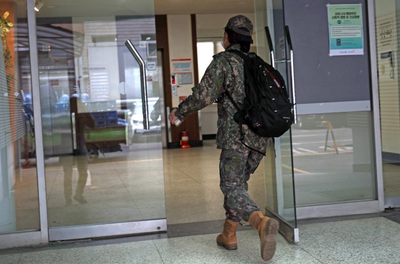 서울시내 한 병원에서 한 군의관이 파견근무에 나서고 있는 모습. 뉴시스