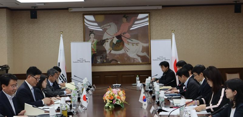 고광효 관세청장(왼쪽 두번째)이 22일 일본 도쿄에서 에지마 카즈히코 일본 재무성 관세국장(오른쪽 세번째)과 '제33차 한-일 관세청장회의'를 개최하고 있다.