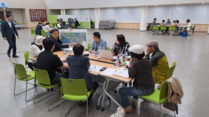 [통영=뉴시스] 통영시는 지난 22일 시청강당에서 민선8기 시장 공약 이행현황 점검을 위한 '제3차 통영시 주민배심원 회의'를 열었다고 23일 밝혔다. 이날 회의에서는 먼저 각 분임별로 토의를 거쳐 공약조정 적정여부 심의와 결과를 발표한 후 전체 투표를 실시해 각 조정안에 대한 과반수로 최종 결과를 도출하는 방식으로 진행됐다. (사진=통영시 제공) 2024.05.23. photo@newsis.com *재판매 및 DB 금지