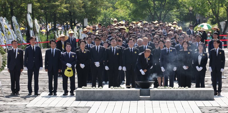 23일 오후 경남 김해시 진영읍 봉하마을에서 고 노무현 전 대통령 서거 15주기 추도식을 엄수하고 있다. 황우여 국민의힘 비대위원장, 이재명 더불어민주당 대표, 조국 조국혁신당 대표, 김준우 정의당 대표, 이석현 새로운미래 비대위원장, 윤희숙 진보당 상임대표 등이 참배하고 있다. (공동취재) 2024.5.23/뉴스1 ⓒ News1 구윤성 기자